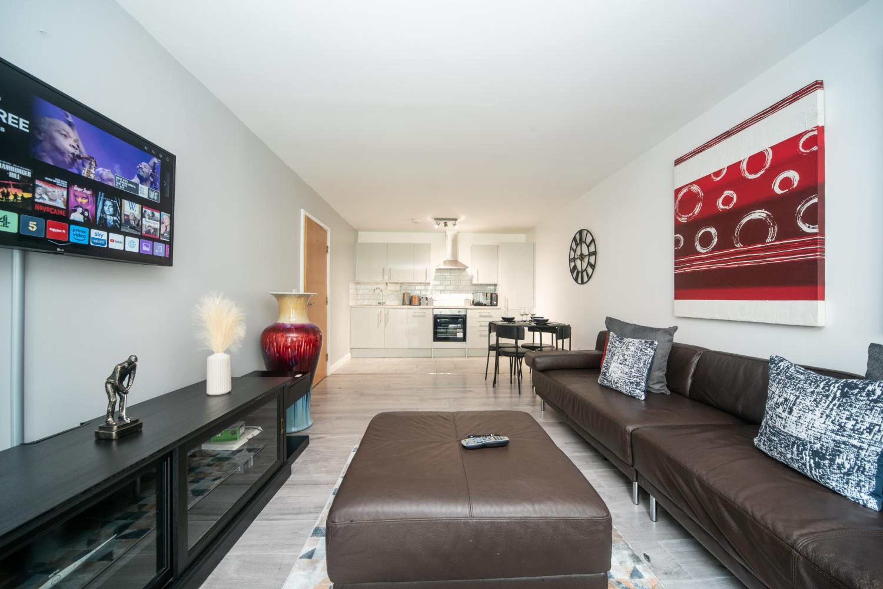 Spacious 3-Bedroom Apartment Near London Museum