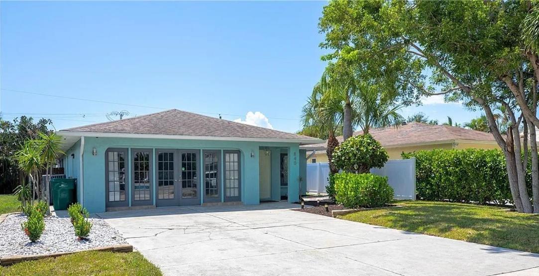 Serene Naples Cottage-Bike or Walk to Vanderbilt beach,10-person Hottub, walk to Restaurants Bars