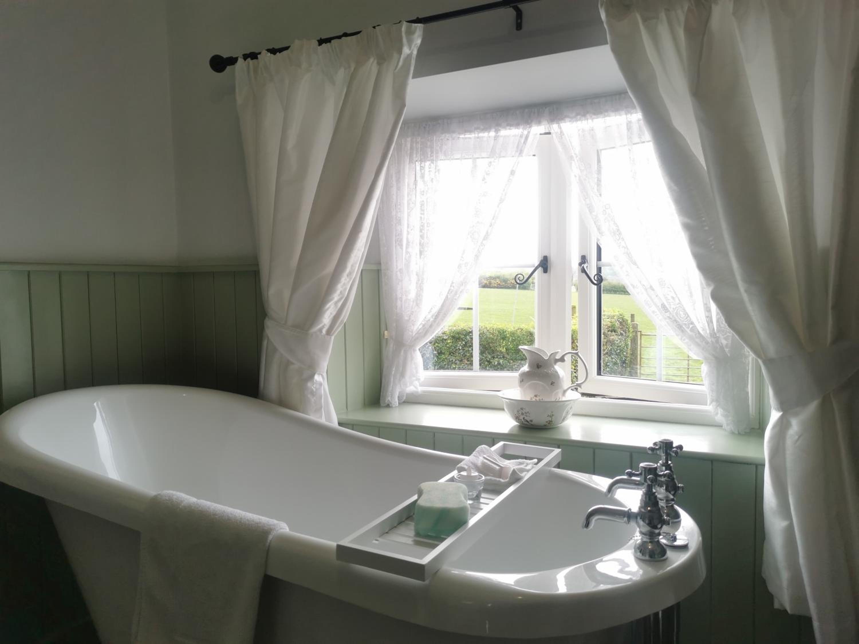 Christie's Cottage Countryside Escape with Spa view 5