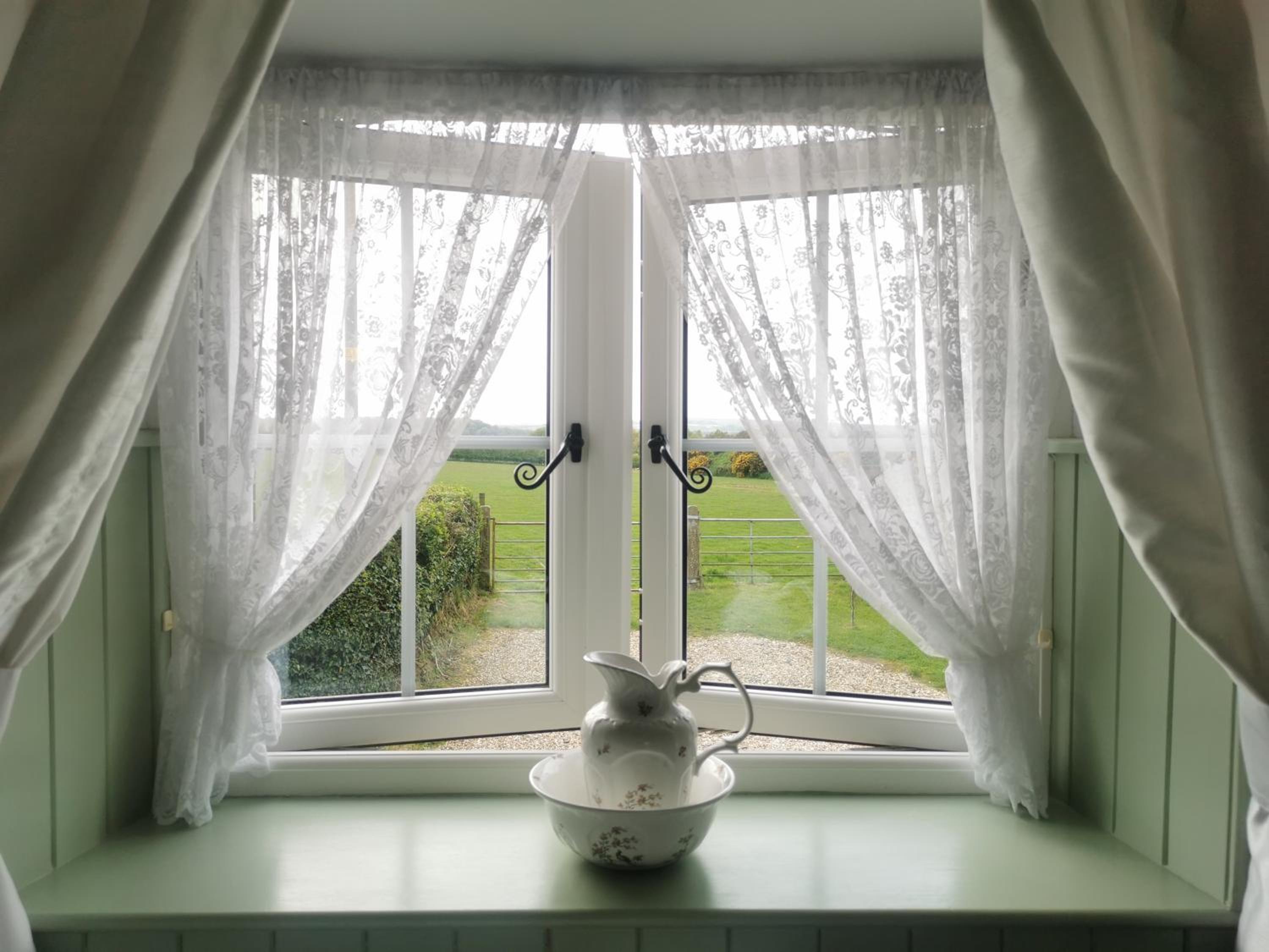 Christie's Cottage Countryside Escape with Spa view 4