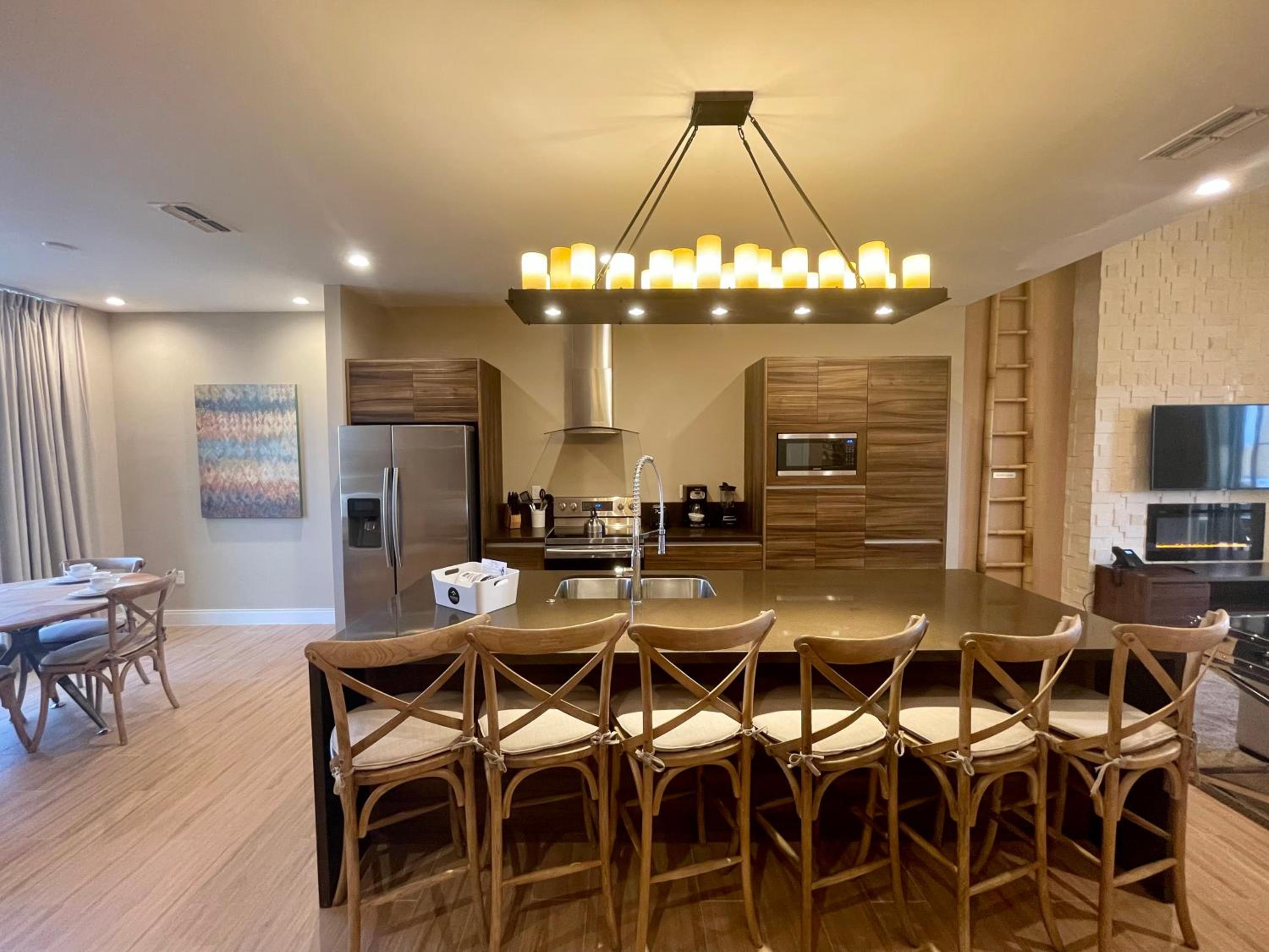 Home in Orlando 7 Min from Disney Parks and 20 from Universal - Sleeps 8! 4 bedrooms each with a private bathroom