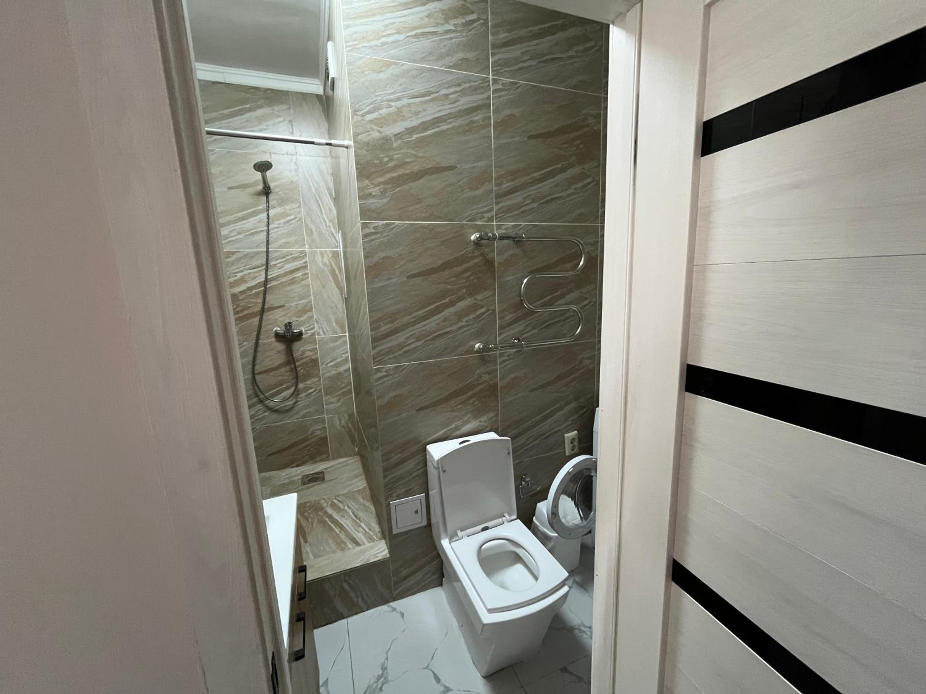 Ush Qonyr en Almaty — bathroom