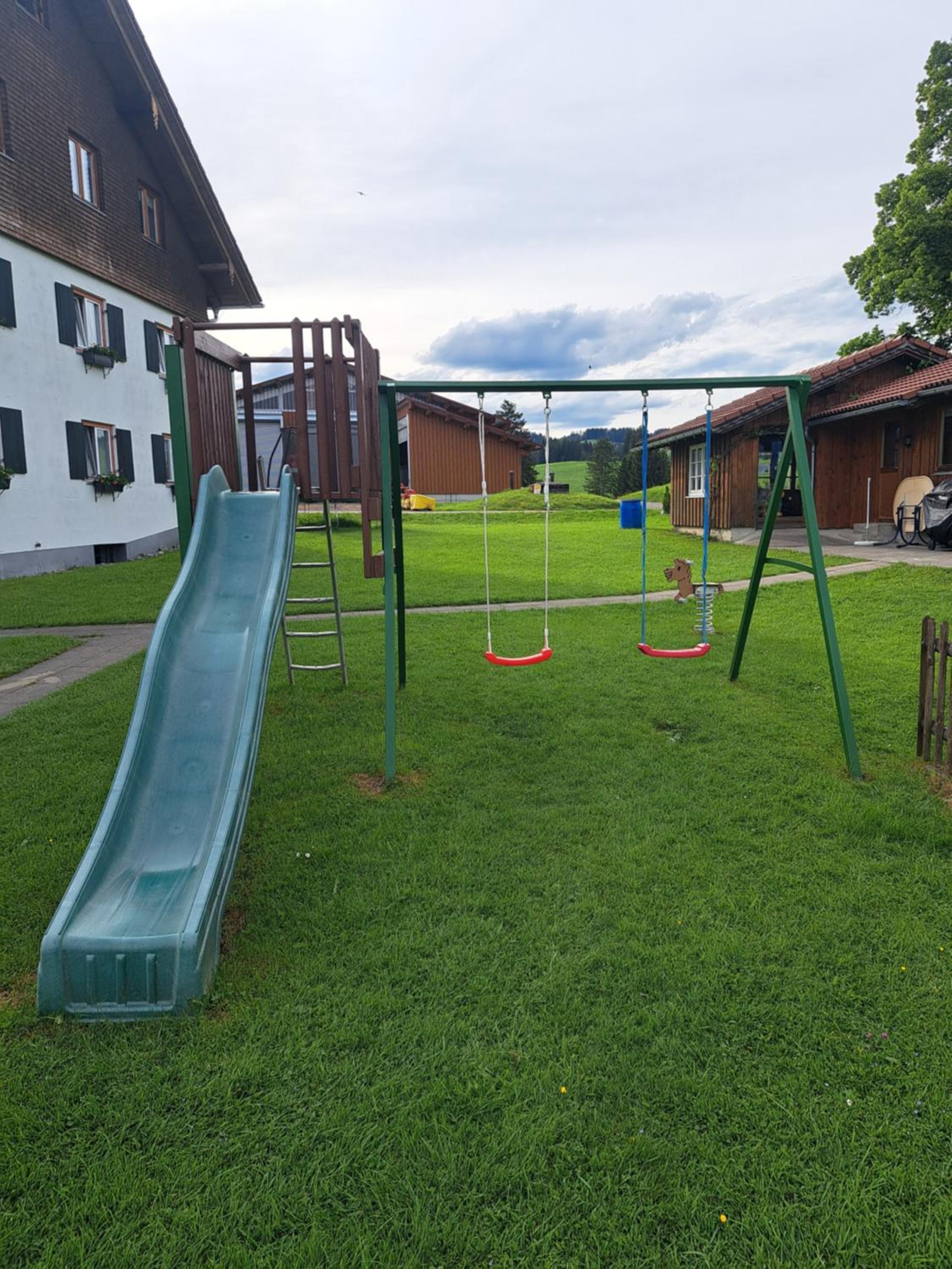 Ferienhof Eger - entspannter Urlaub mit Baby & Kleinkind - wahlweise top modern oder günstige Fewos - ruhig am Ende der Straße - Kälbchen füttern - Traktor