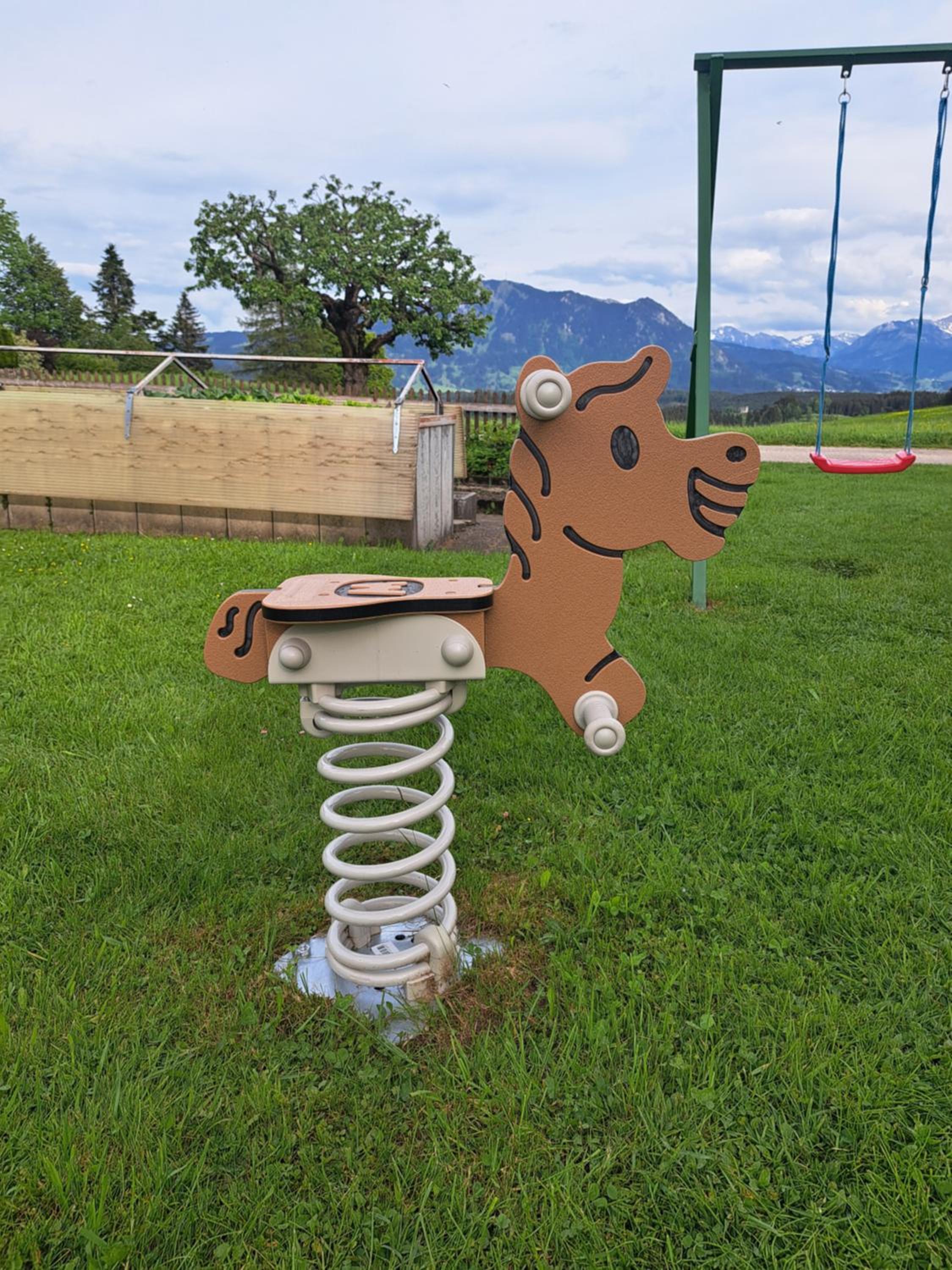 Ferienhof Eger - entspannter Urlaub mit Baby & Kleinkind - wahlweise top modern oder günstige Fewos - ruhig am Ende der Straße - Kälbchen füttern - Traktor
