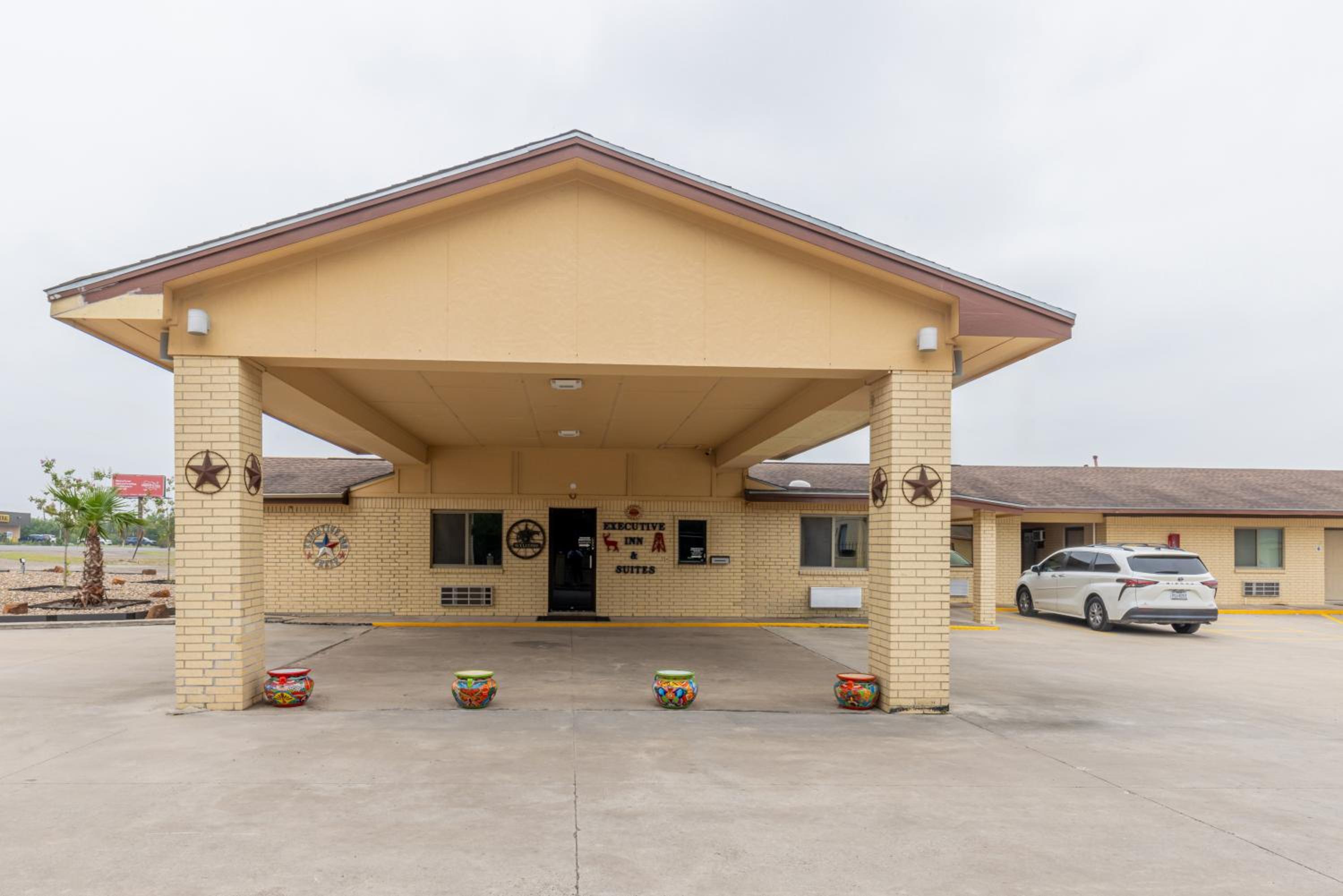 Freer Executive inn and Studios
