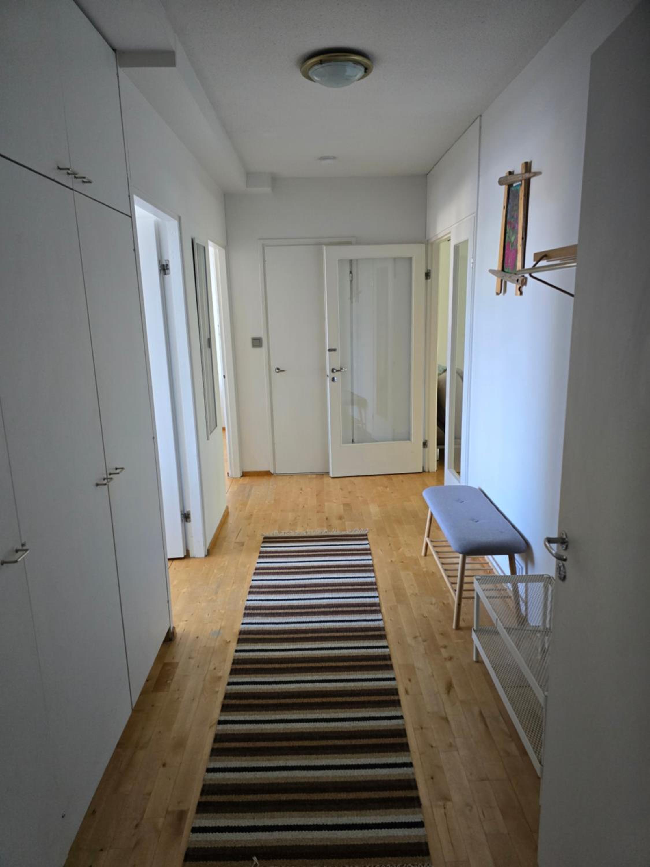 Avara ja kodikas huoneisto parvekkeella