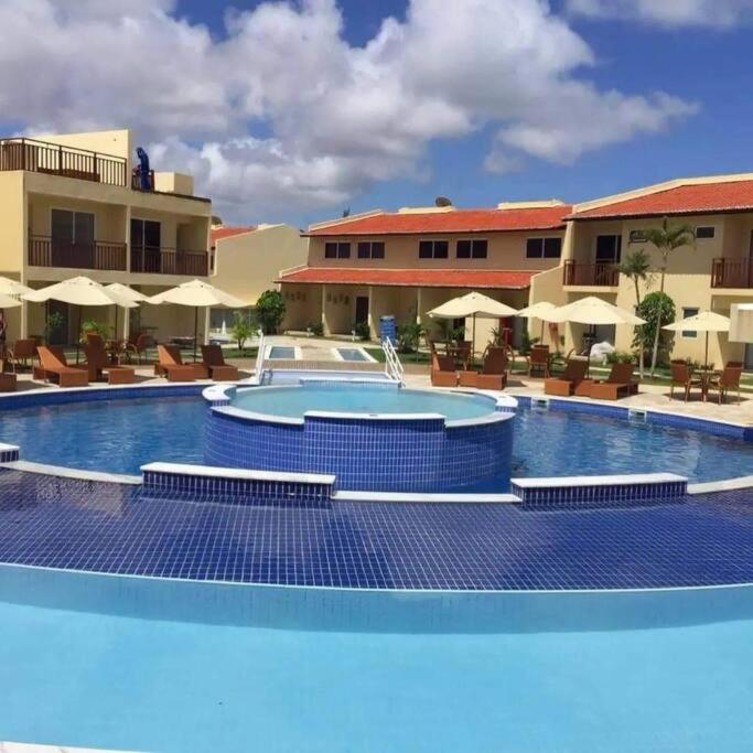 Flat com vista piscina em condomínio SolarAgua