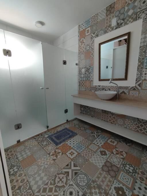 Flat com vista piscina em condomínio SolarAgua