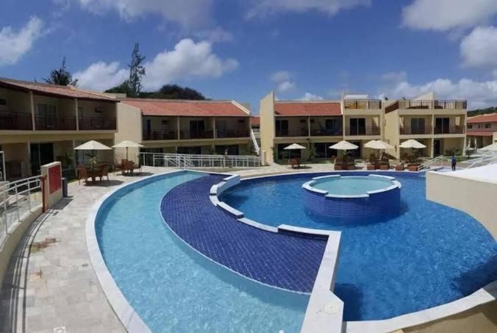 Flat com vista piscina em condomínio SolarAgua