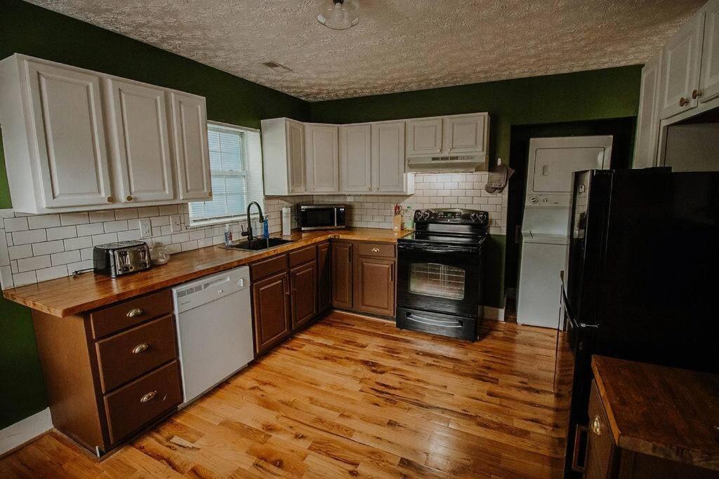 Convenient Riverside Retreat!