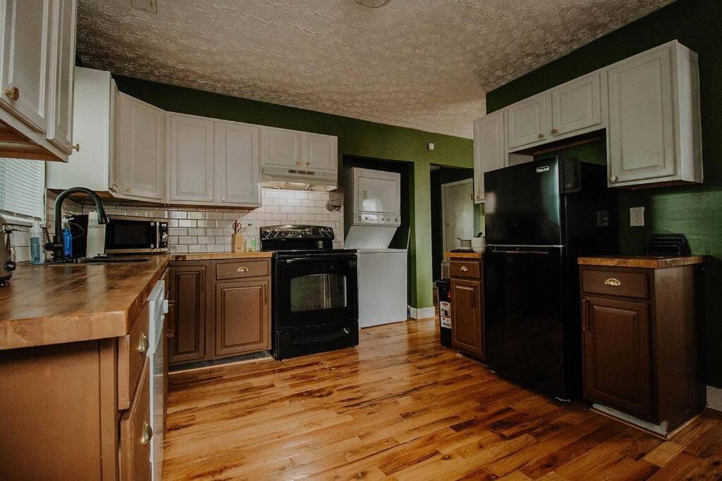 Convenient Riverside Retreat!
