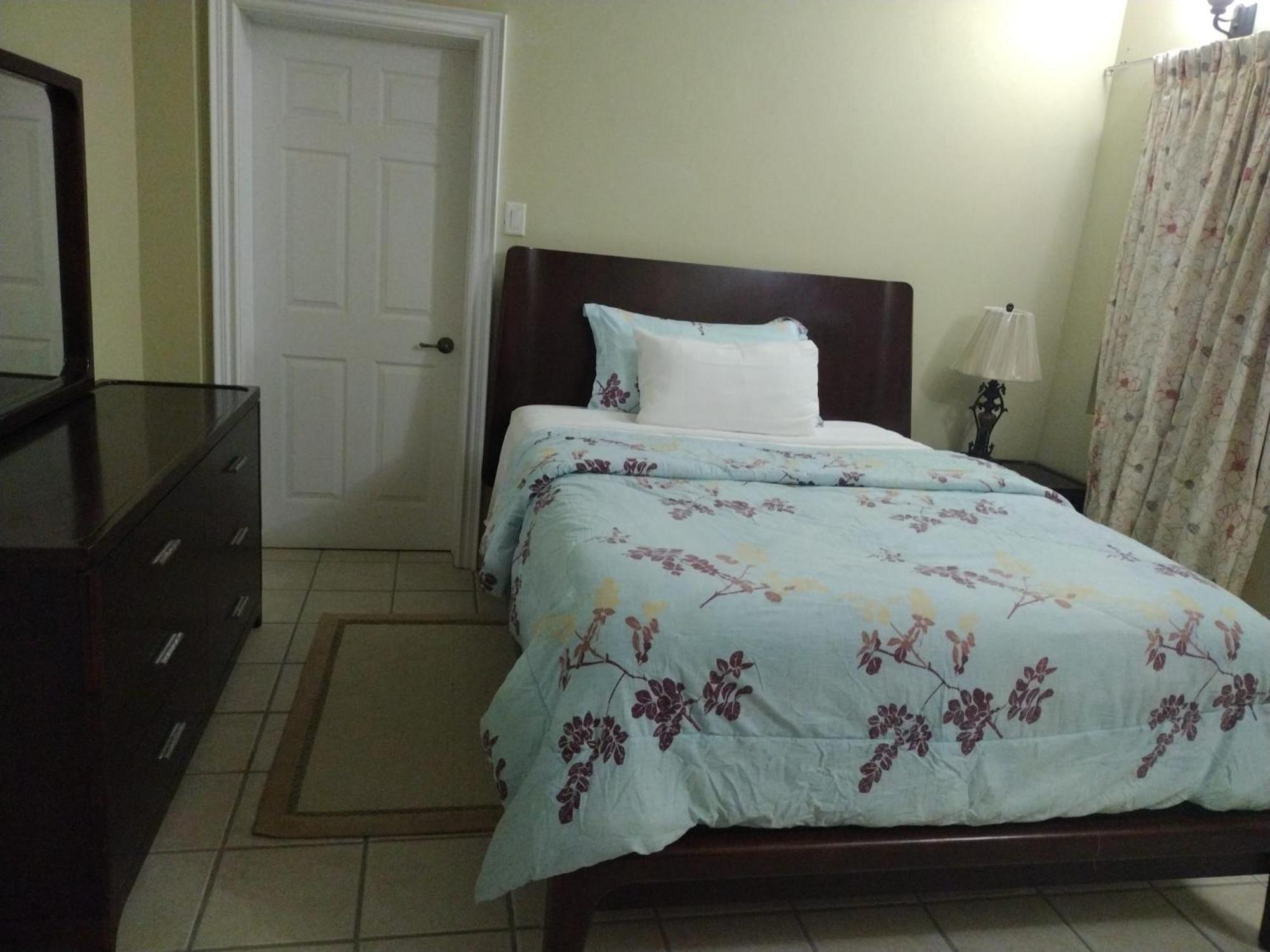 Luxury Spacious Villa with Aircon and Pool Table - Photo 3