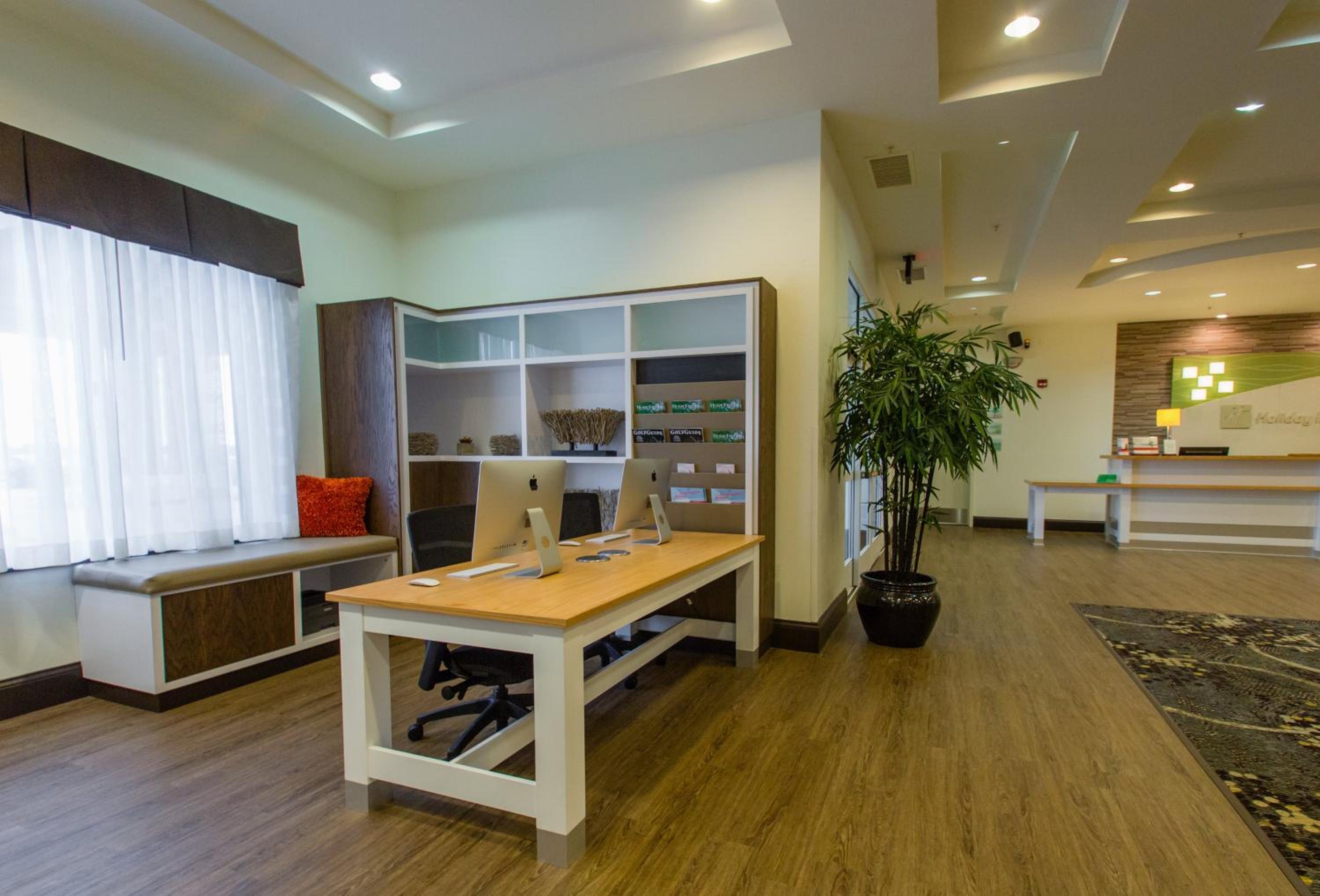 Bloomington Vacations - Holiday Inn Hotel  Suites Bloomington Airport, an IHG Hotel - Property Image 2