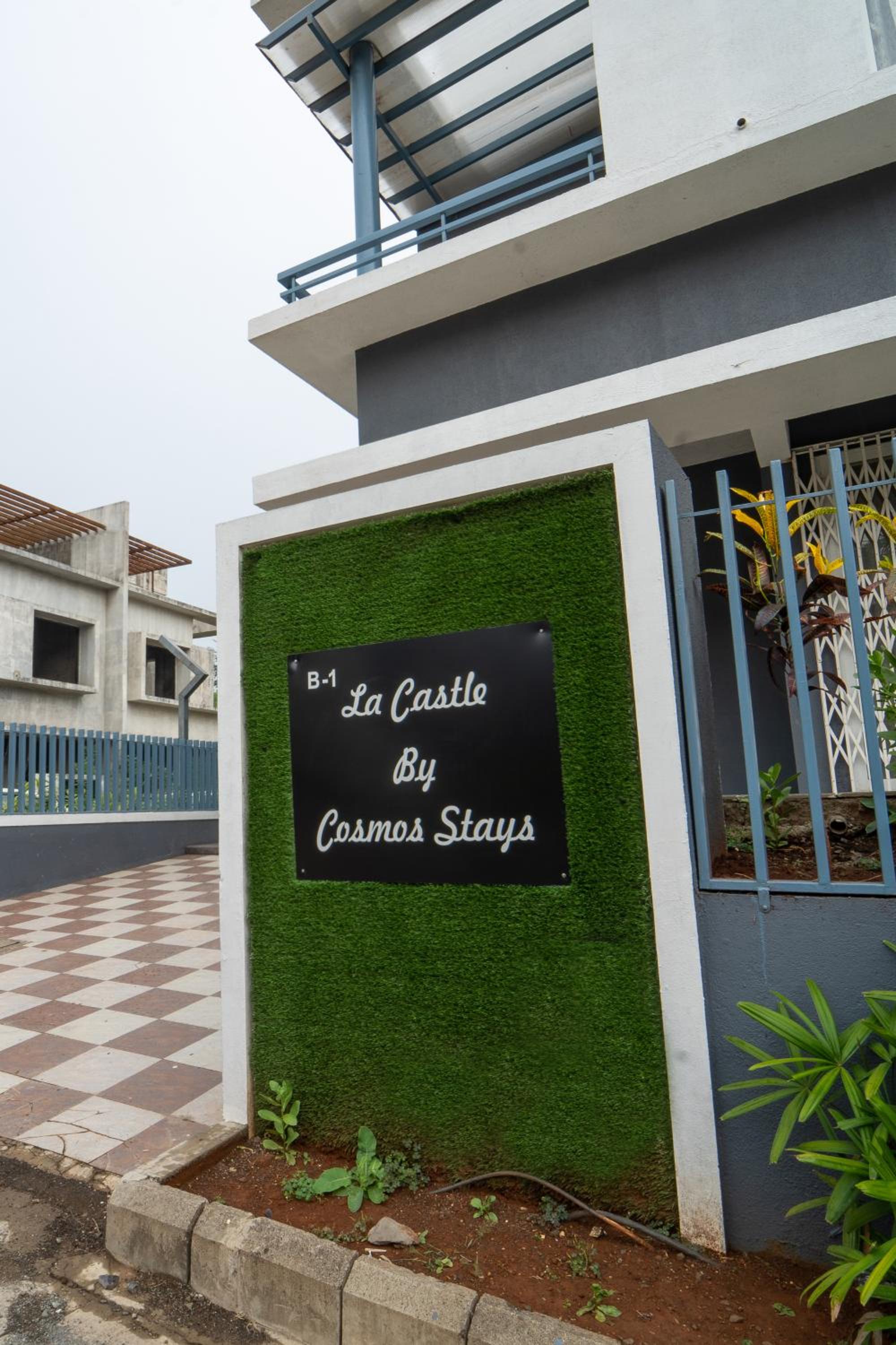 LA Castle by Cosmos Stays view 2