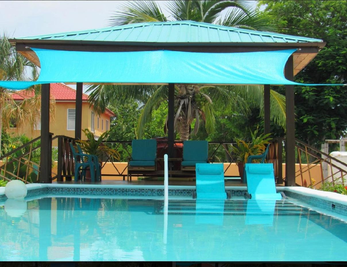 Seafront Caribbean Tropical Luxurious Home in Sarteneja