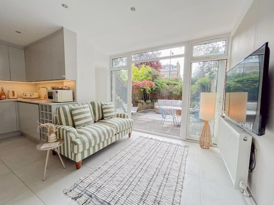 Large 6 bedroom Residence Retreat in Holland Park