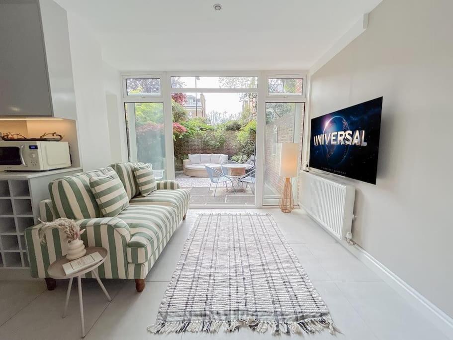 Large 6 bedroom Residence Retreat in Holland Park