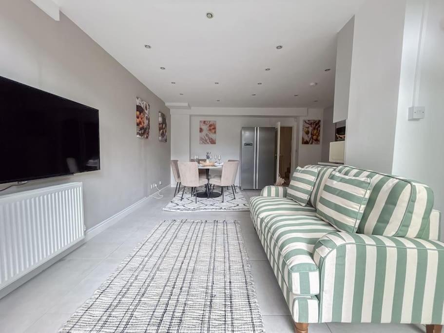 Large 6 bedroom Residence Retreat in Holland Park
