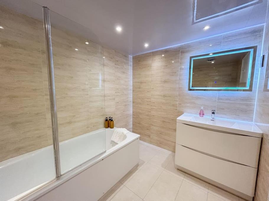 Large 6 bedroom Residence Retreat in Holland Park