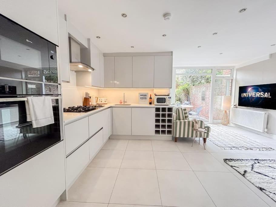 Large 6 bedroom Residence Retreat in Holland Park