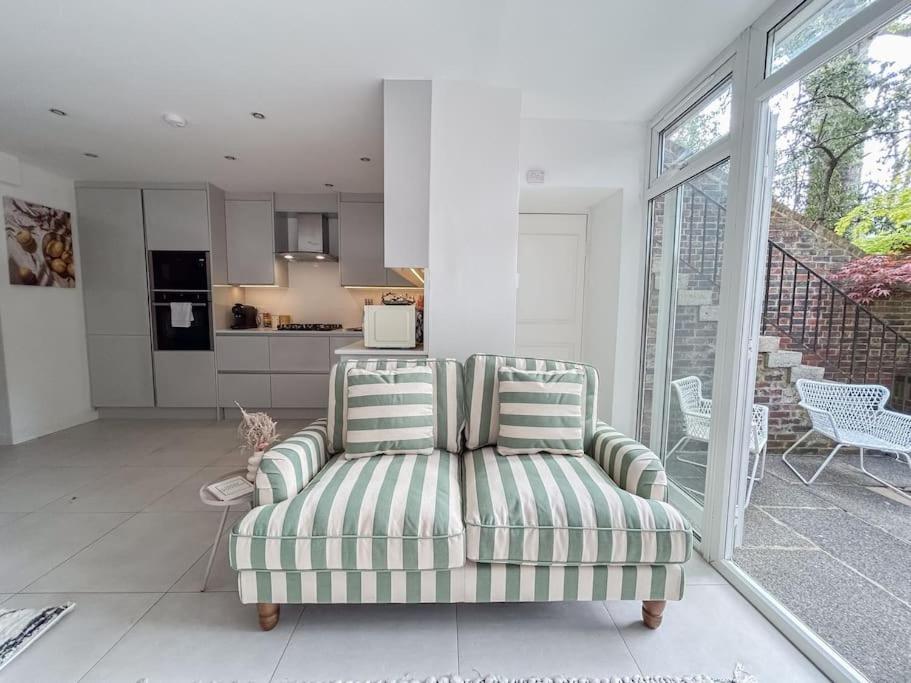 Large 6 bedroom Residence Retreat in Holland Park