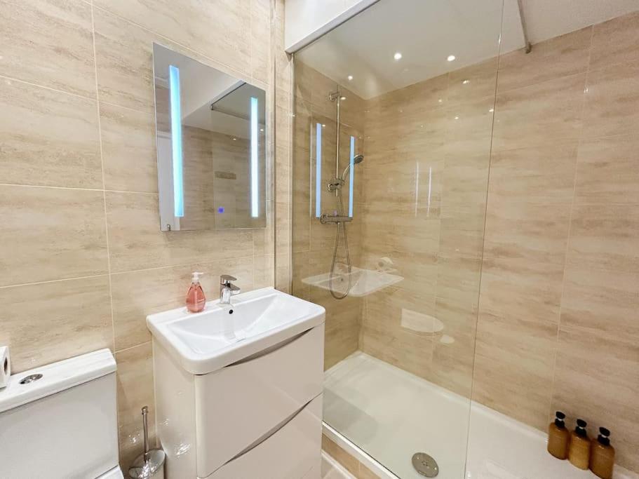 Large 6 bedroom Residence Retreat in Holland Park