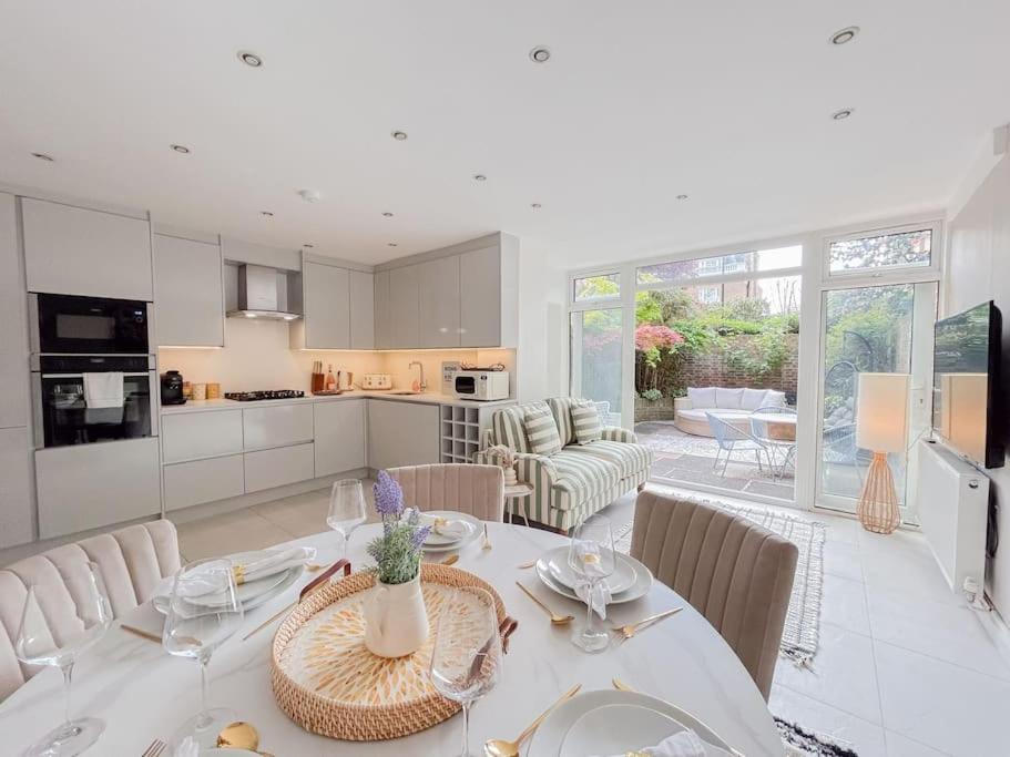 Large 6 bedroom Residence Retreat in Holland Park