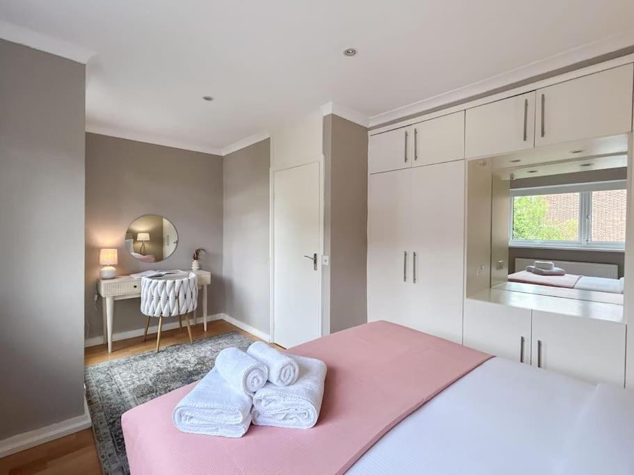 Large 6 bedroom Residence Retreat in Holland Park