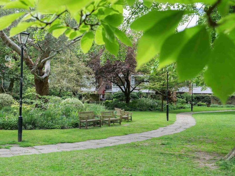 Large 6 bedroom Residence Retreat in Holland Park