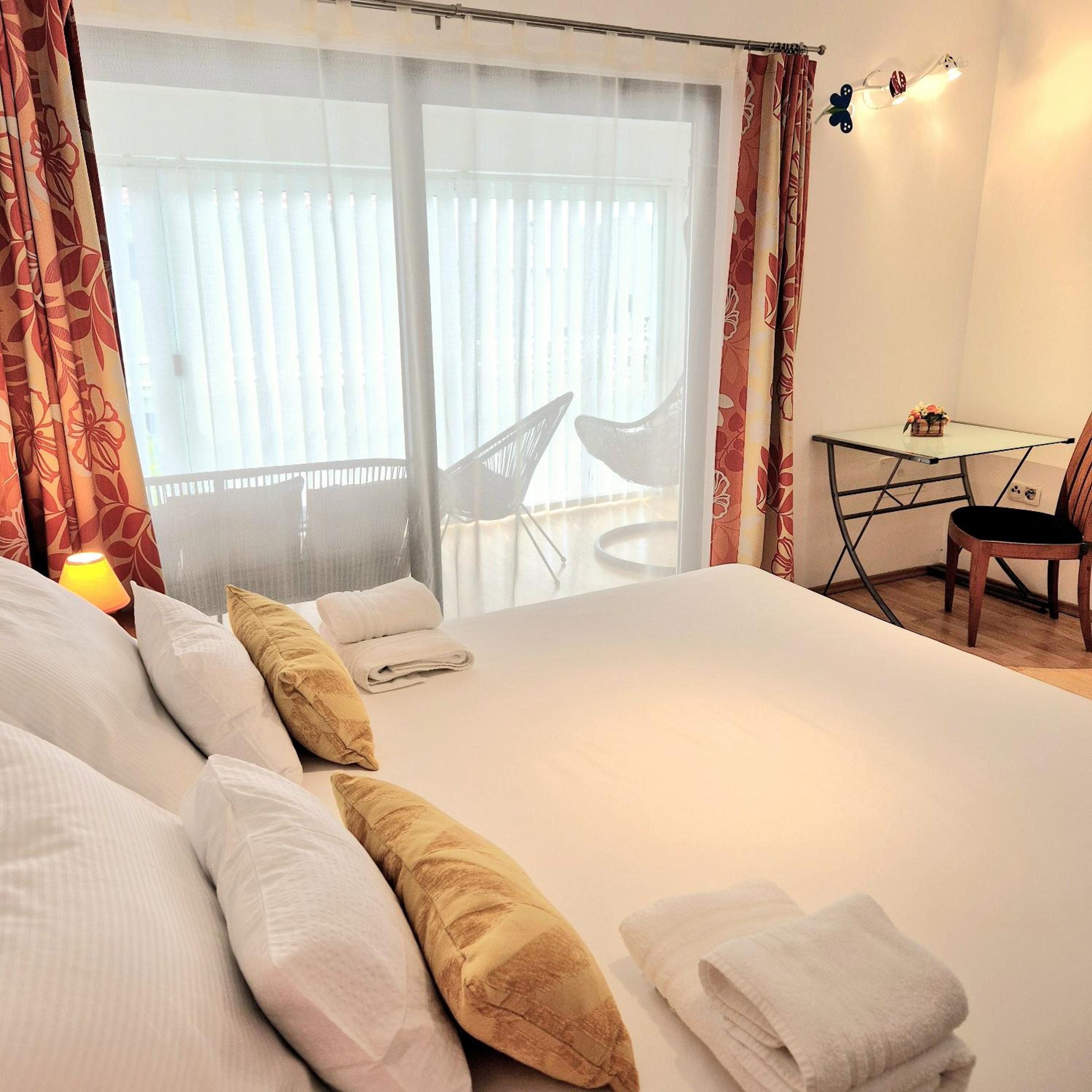 Villa Olivia - Beach & Pool Apartments near Split & Trogir
