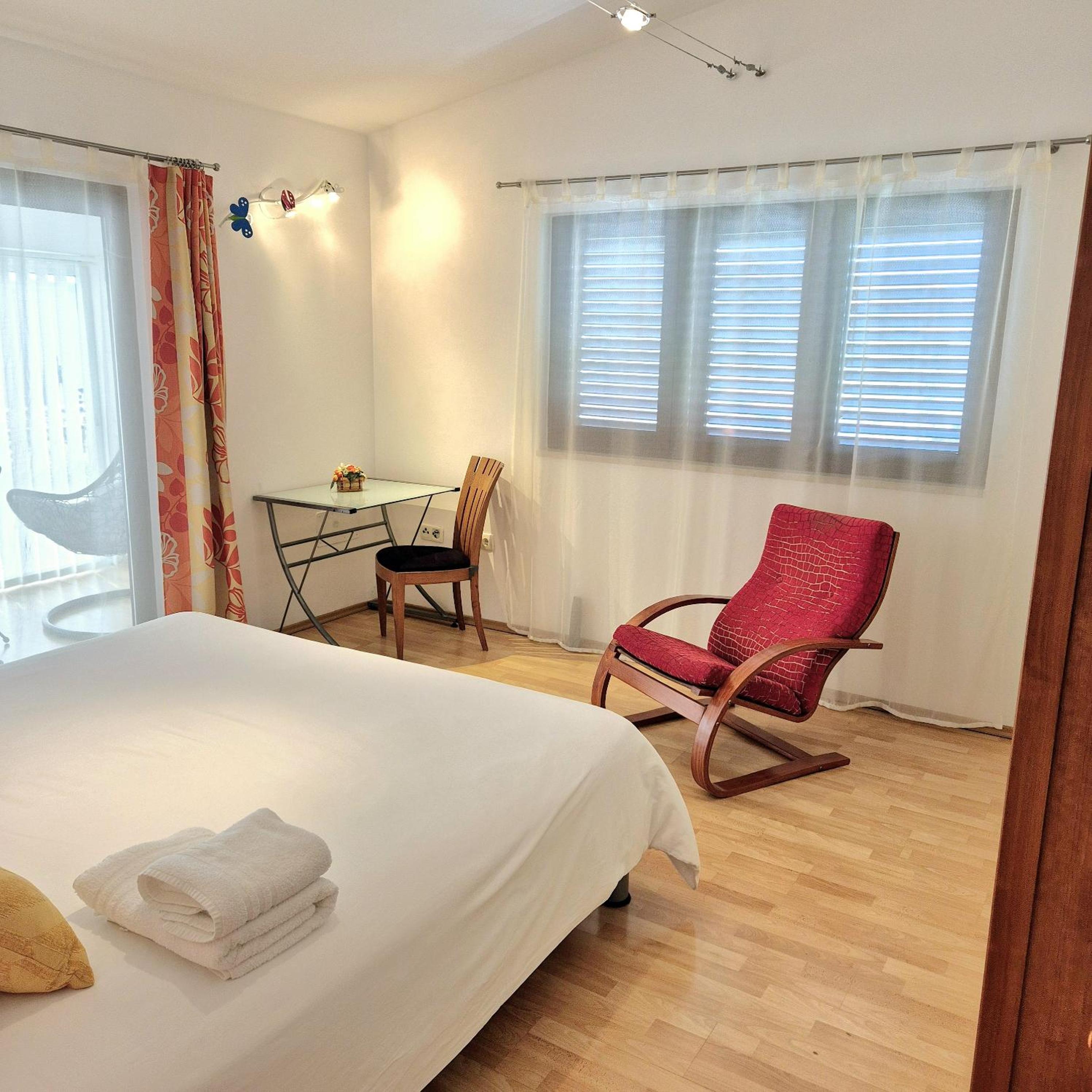 Villa Olivia - Beach & Pool Apartments near Split & Trogir