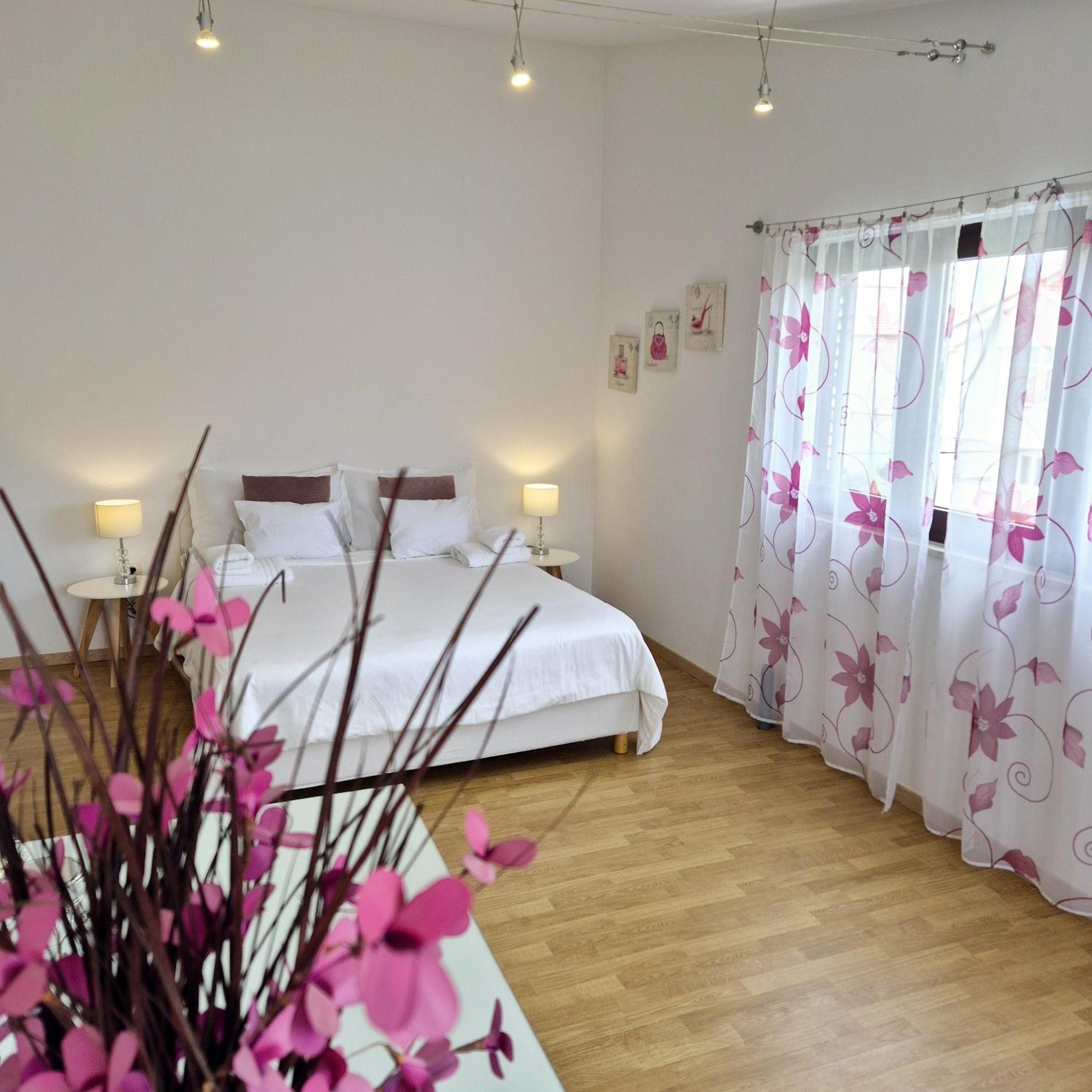 Villa Olivia - Beach & Pool Apartments near Split & Trogir