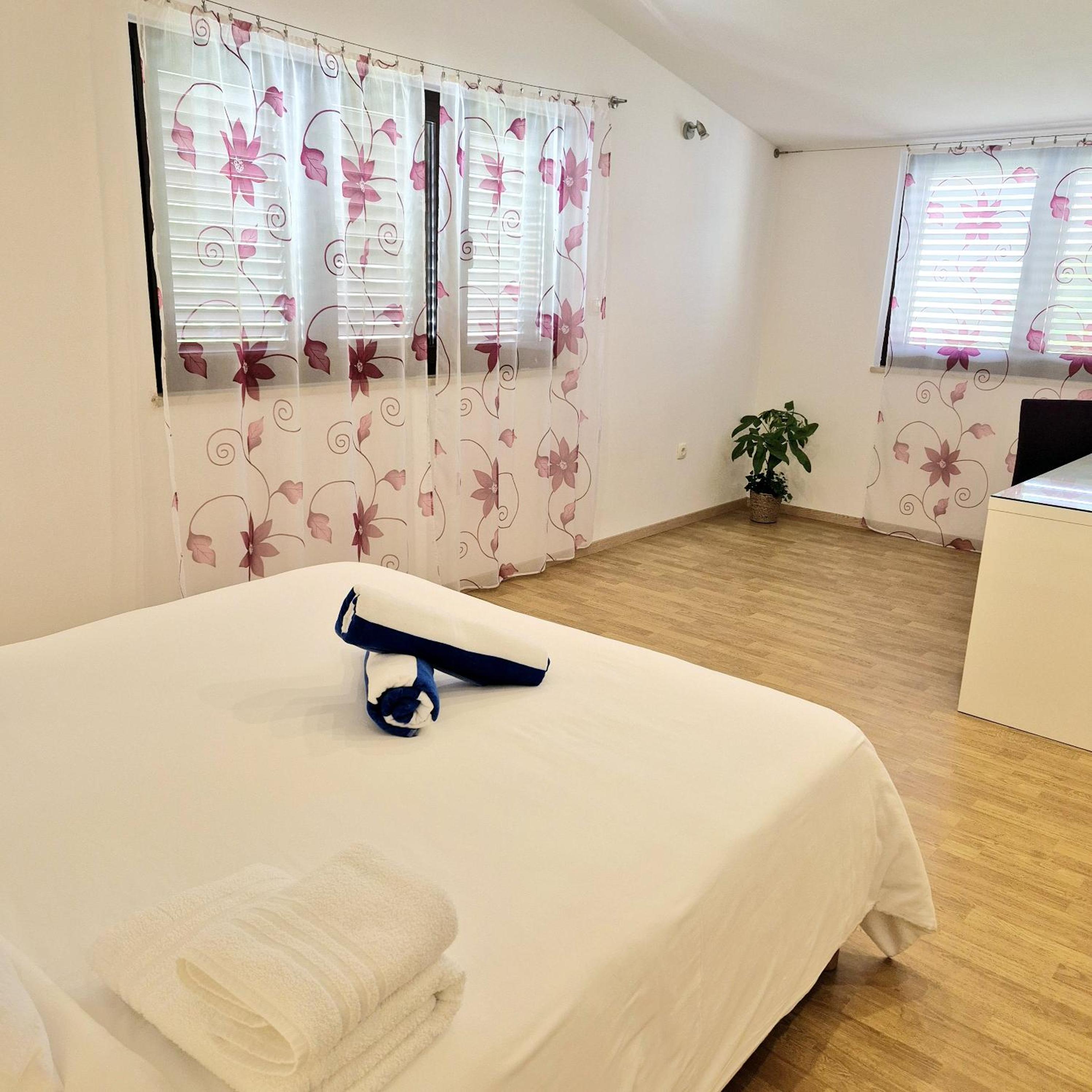 Villa Olivia - Beach & Pool Apartments near Split & Trogir