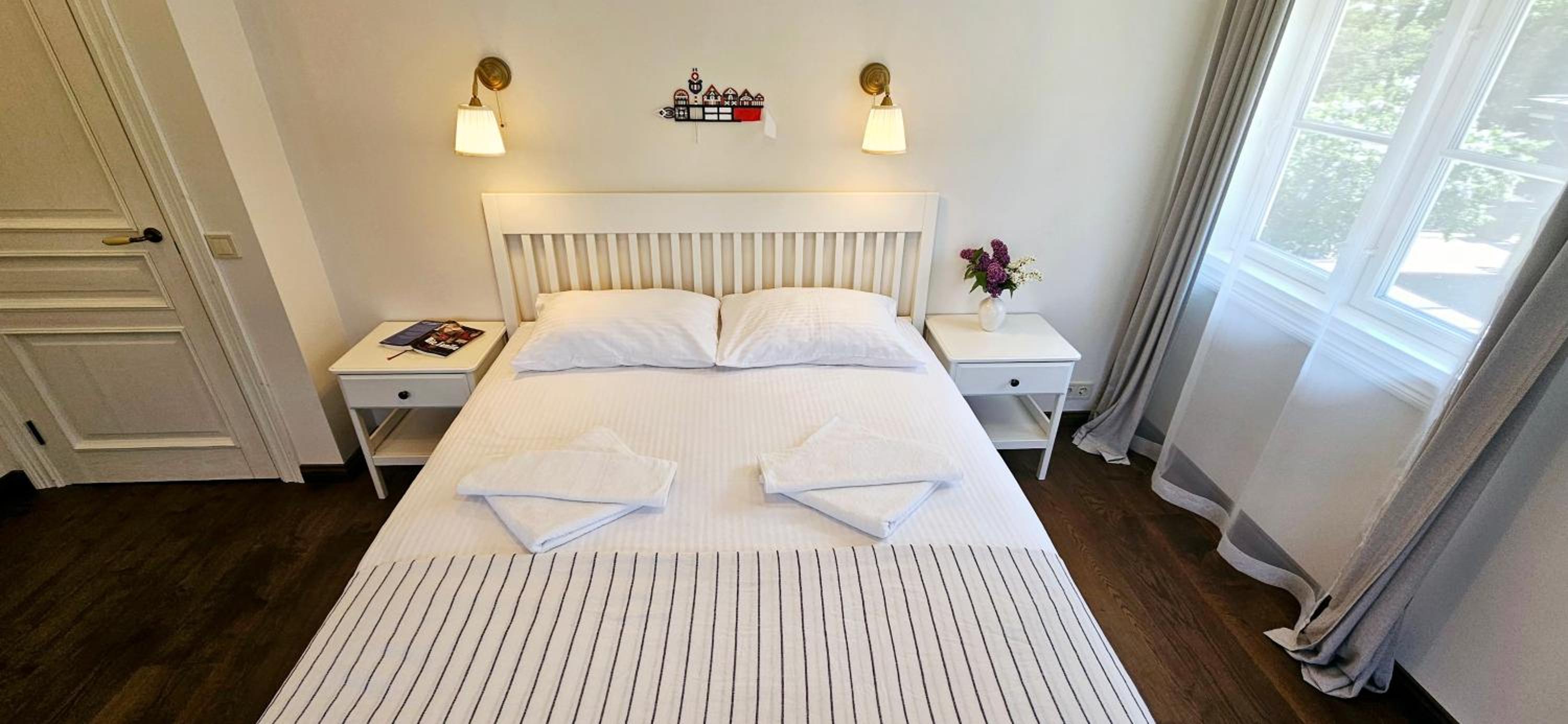 Villa Loebel - Exceptional Queen Louisa two bedroom apartment with 2 balconies