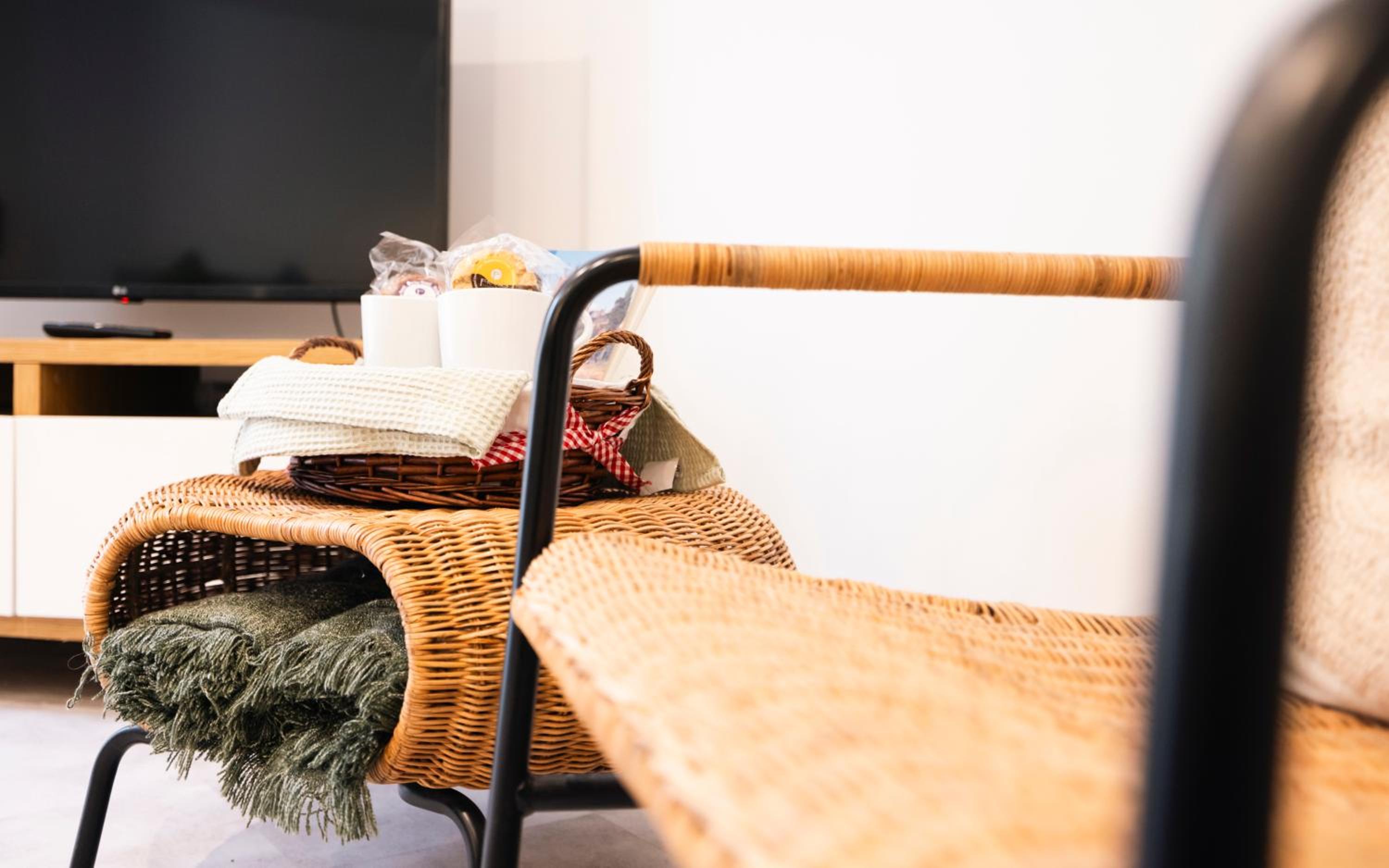 City Centre Apartment - Inc Free Parking, WIFI, Full Kitchen, Smart TV, Winter Deal view 5