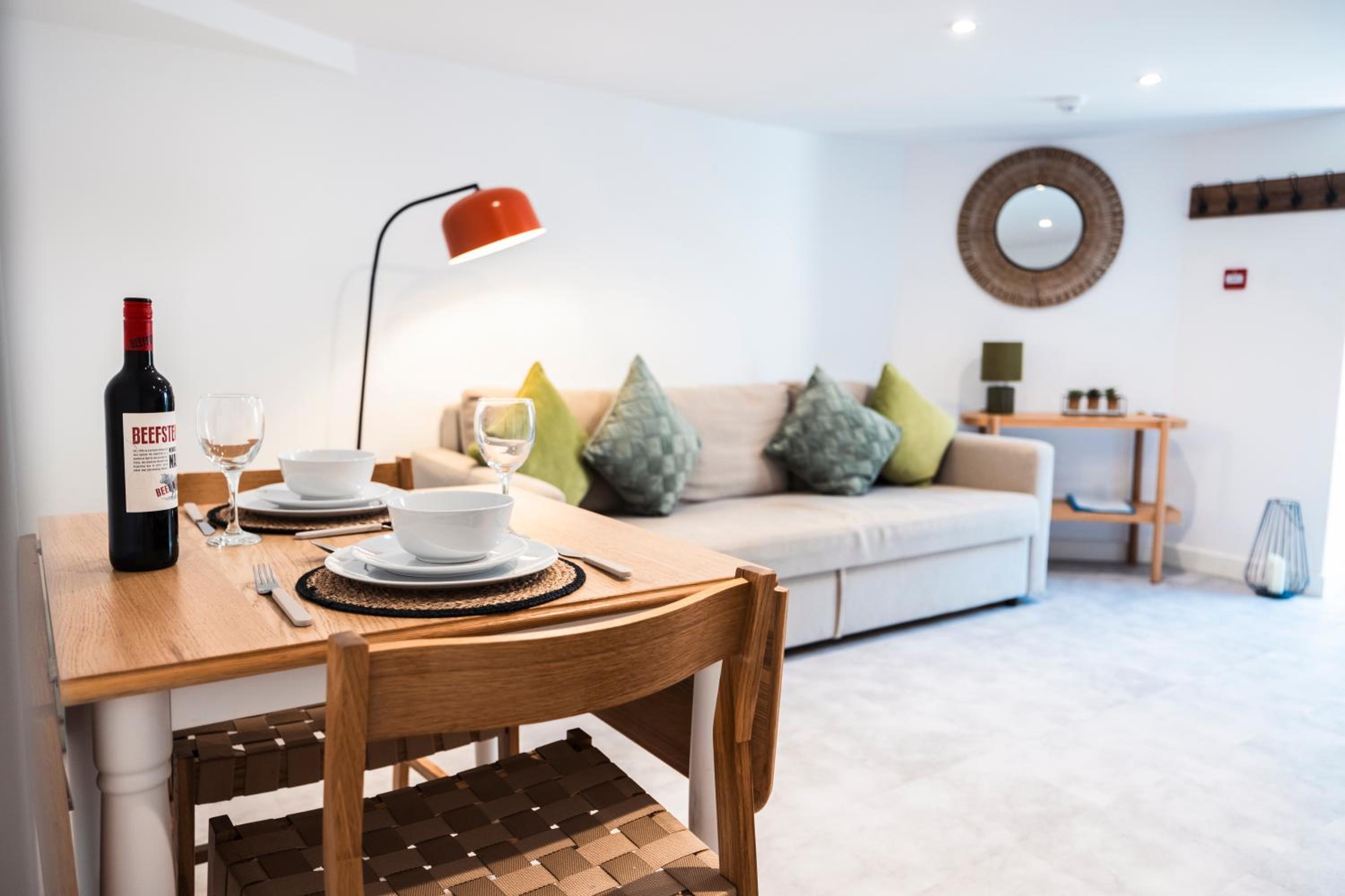 City Centre Apartment - Inc Free Parking, WIFI, Full Kitchen, Smart TV, Winter Deal view 2