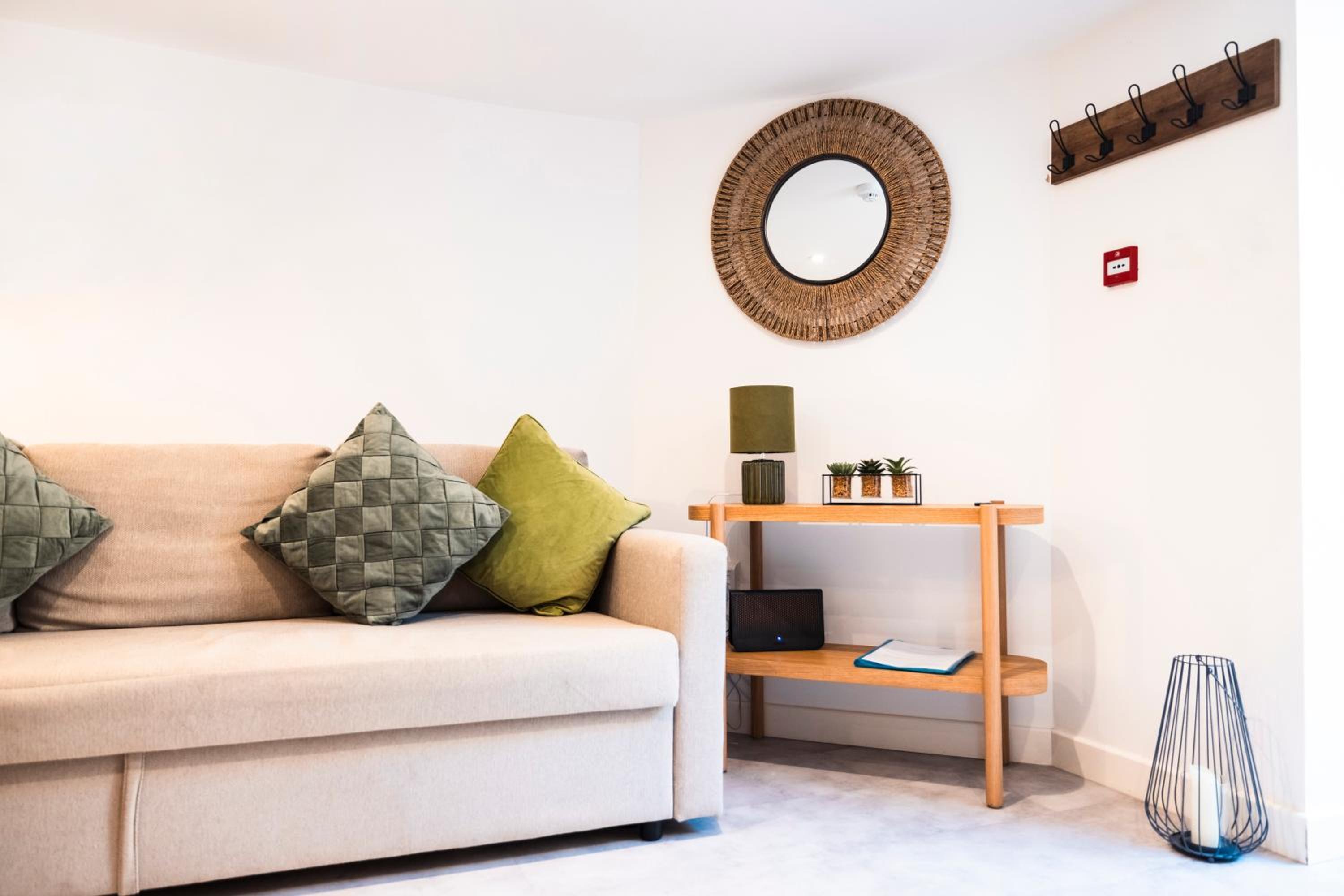 City Centre Apartment - Inc Free Parking, WIFI, Full Kitchen, Smart TV, Winter Deal view 4