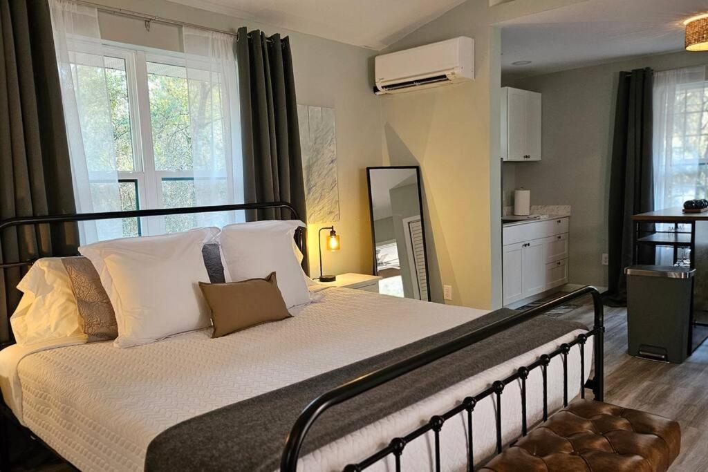 The Hideaway - Centrally located between Crystal River & Inverness view 4