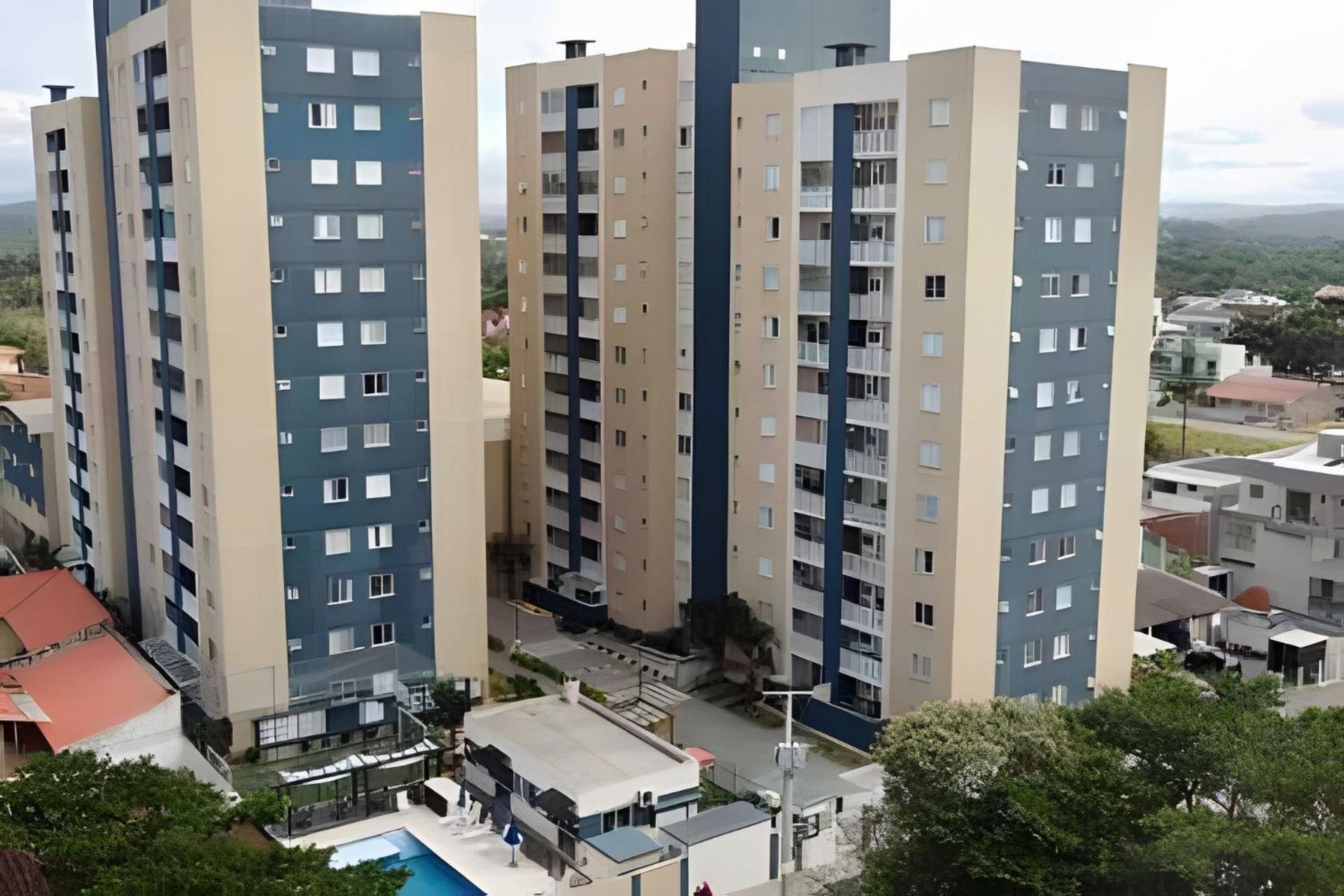 Apto 6º andar, 200m praia, 15min Beto Carrero, 2 quartos, sacada com churrasqueira
