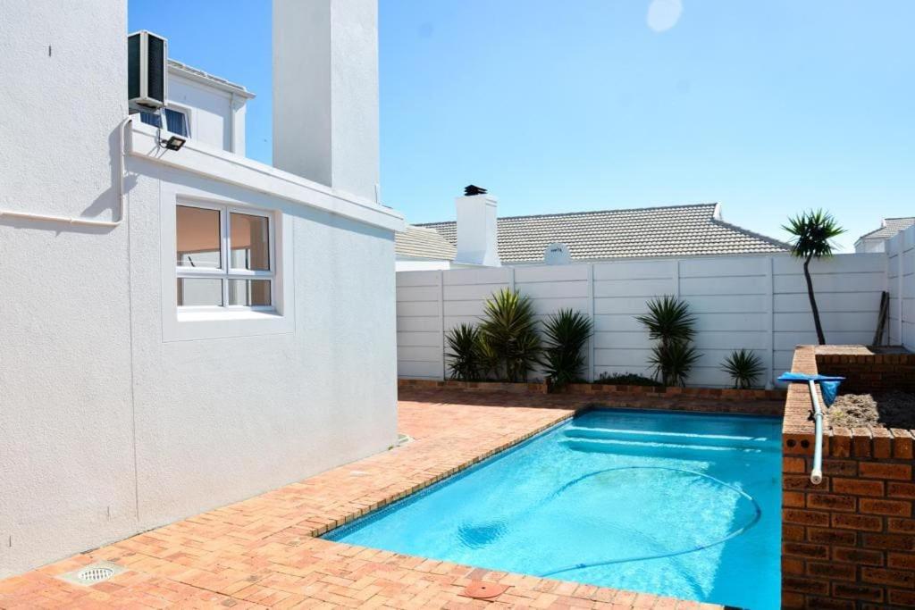 Spacious 4 BDR holiday home with mountain views ,pool and Solar backup view 4
