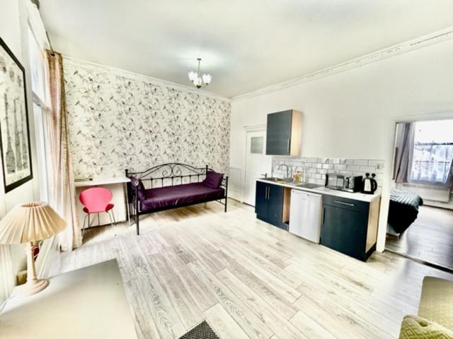 London Budget Bliss, London W12, white city, shepherd's bush market