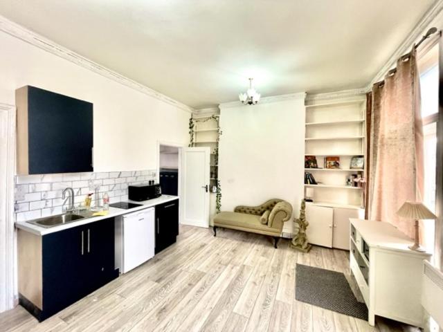 London Budget Bliss, London W12, white city, shepherd's bush market