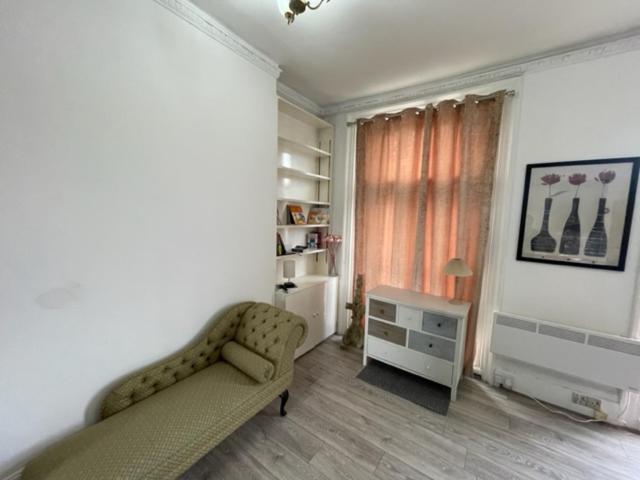 London Budget Bliss, London W12, white city, shepherd's bush market