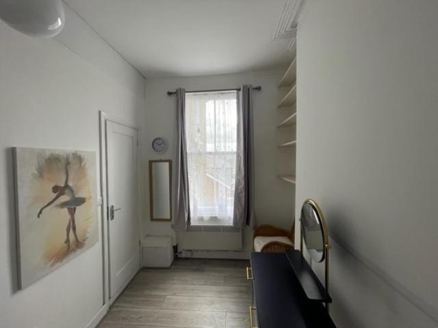London Budget Bliss, London W12, white city, shepherd's bush market