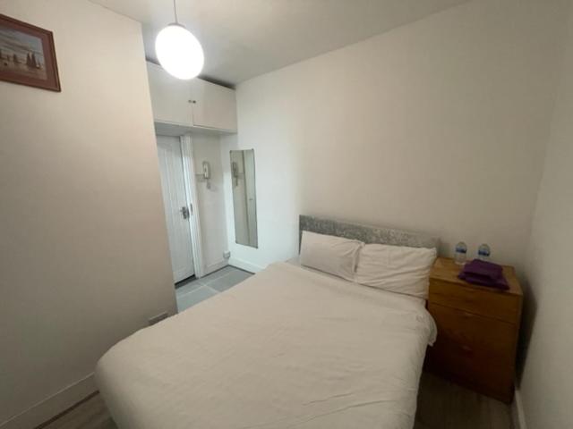 London Budget Bliss, London W12, white city, shepherd's bush market