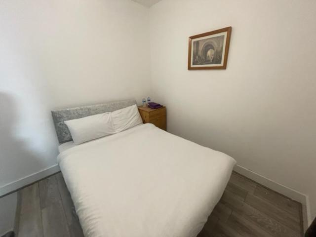 London Budget Bliss, London W12, white city, shepherd's bush market