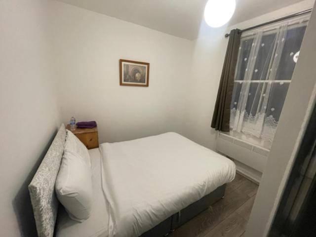 London Budget Bliss, London W12, white city, shepherd's bush market