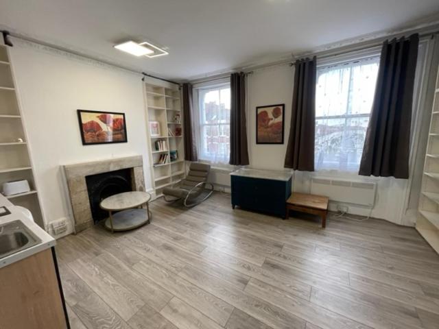 London Budget Bliss, London W12, white city, shepherd's bush market