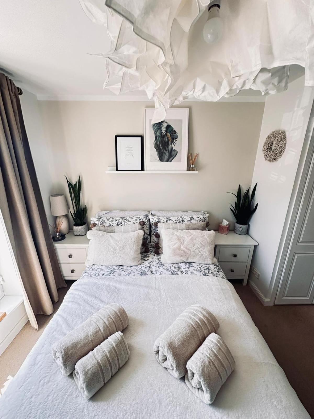DeLux Room with Private Parking, Sleeps 2, Perfect for Cotswold Getaway, Easy A419 Access view 4