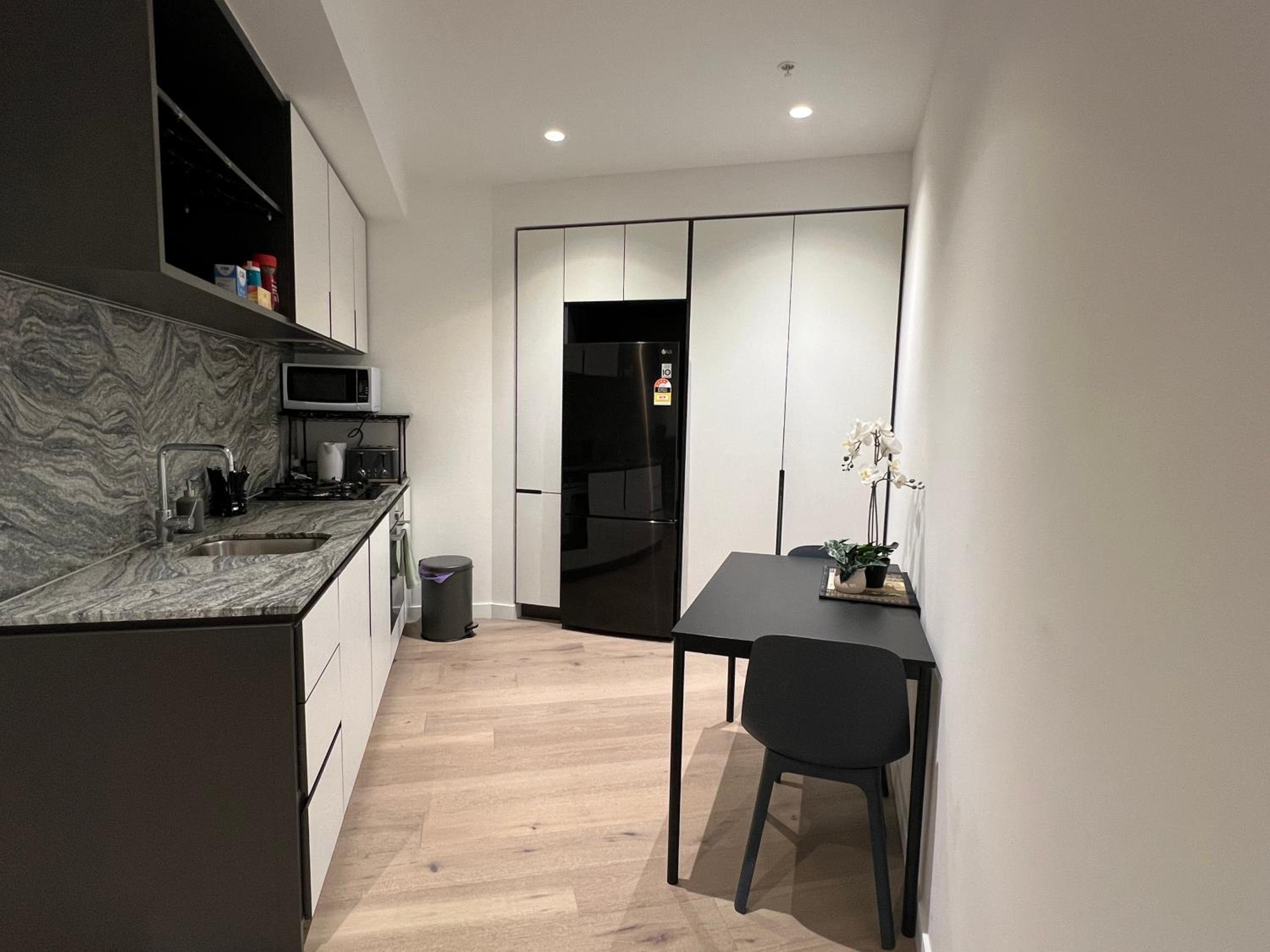 Wsp 2Br +balcony/free parking /heated pool/sauna/gym